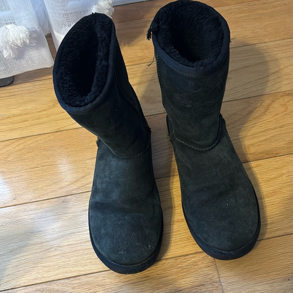 Short black uggs